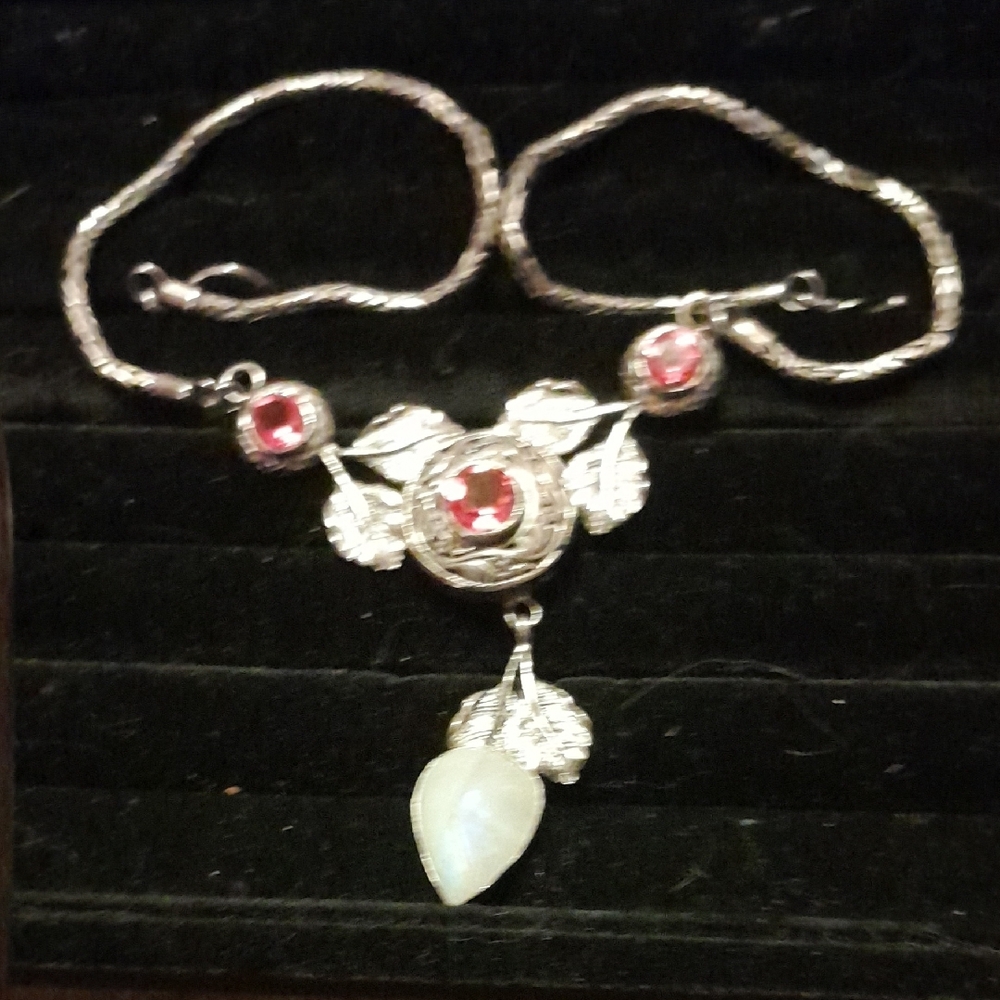 Elegant Silver and Moon Stone And Sun Stones Gemstone Necklace
